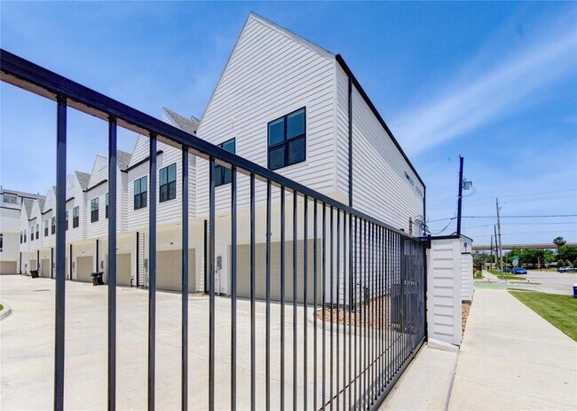 Building Photo - 2418 Gray St