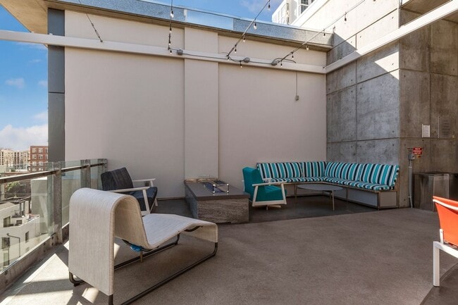 Building Photo - Modern Chic 2 bedroom at M2i