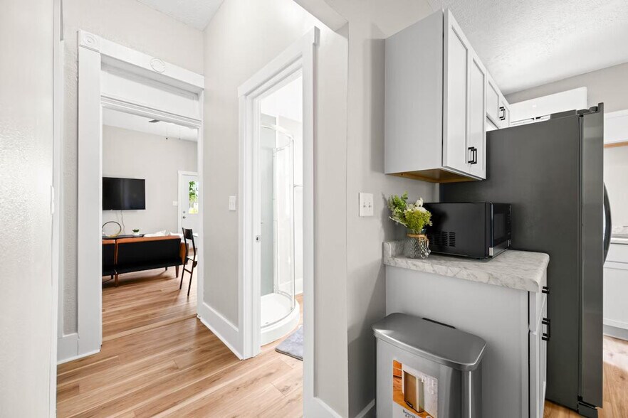 Building Photo - 639 Maple St