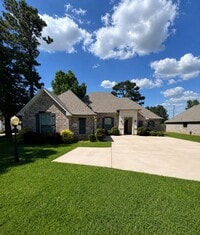 Building Photo - Forest Hills Subdivision!