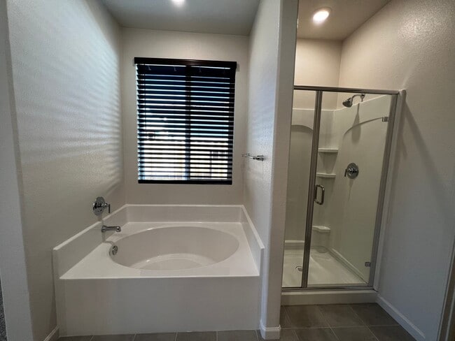 Building Photo - 2035 Greenbriar Dr