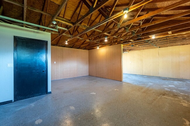 Building Photo - Country-Style Sarasota Living on a Full Acre - Pool Home with Oversized Workshop — Move-In Ready Now