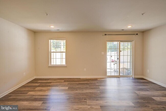 Building Photo - 1317 Hawthorn Dr