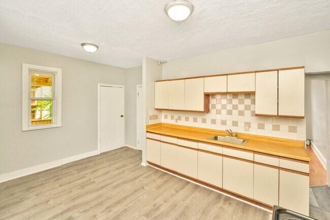 Building Photo - 180 Westville St
