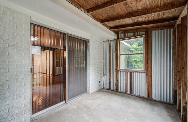 Building Photo - 1722 Front St