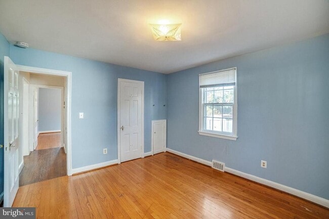 Building Photo - 601 N Oak St
