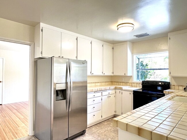 Building Photo - Lovely 3+ Bedroom Single Story Home in San Rafael!