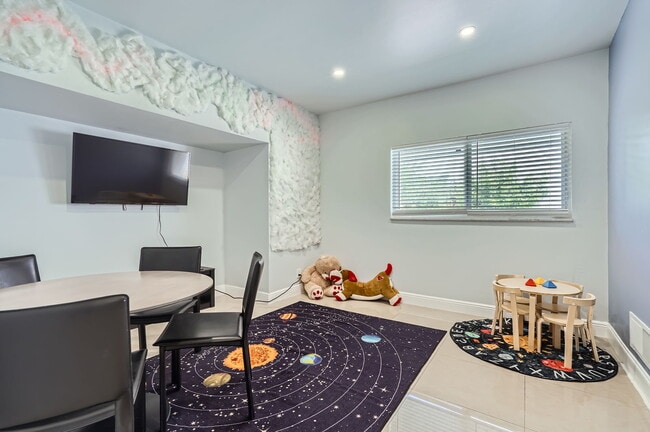 Building Photo - Viewmax Apartments