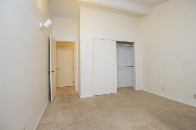 Building Photo - Two bedroom condo