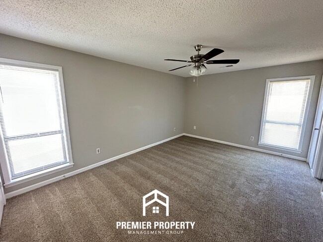 Building Photo - Charming 3 Bedroom Home for Rent in Memphis | High Ceilings, Fireplace & Fenced Yard