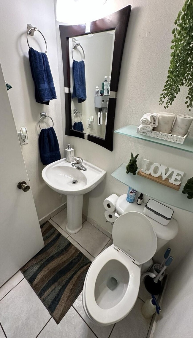 Building Photo - 4965 Leeward Ln