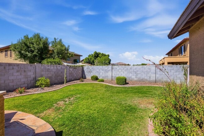 Building Photo - 7017 W Greenbriar Dr