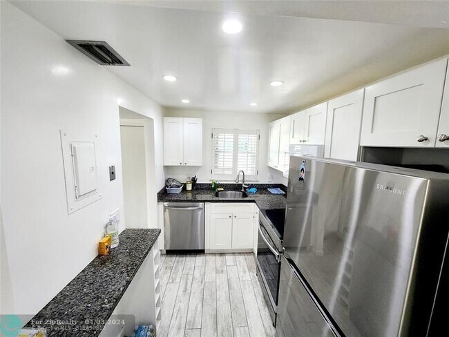 Building Photo - 1638 Embassy Dr