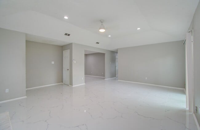 Building Photo - 326 Fair Oak Dr