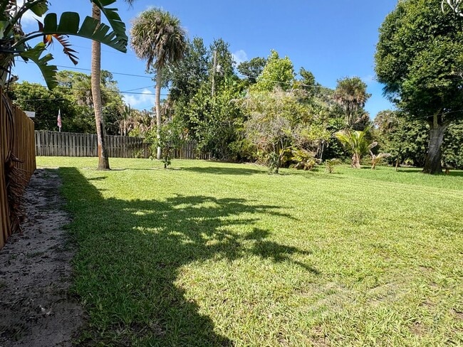 Building Photo - 3/2/2 POOL home in Stuart on 3/4 acre--NO HOA!