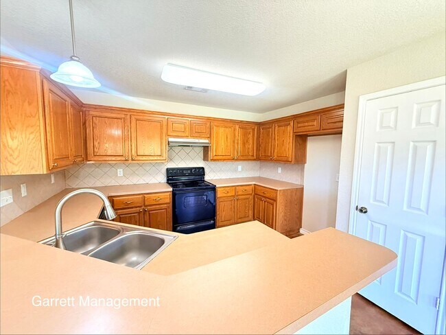 Building Photo - Brick 3/2 home with office in West Lampasas