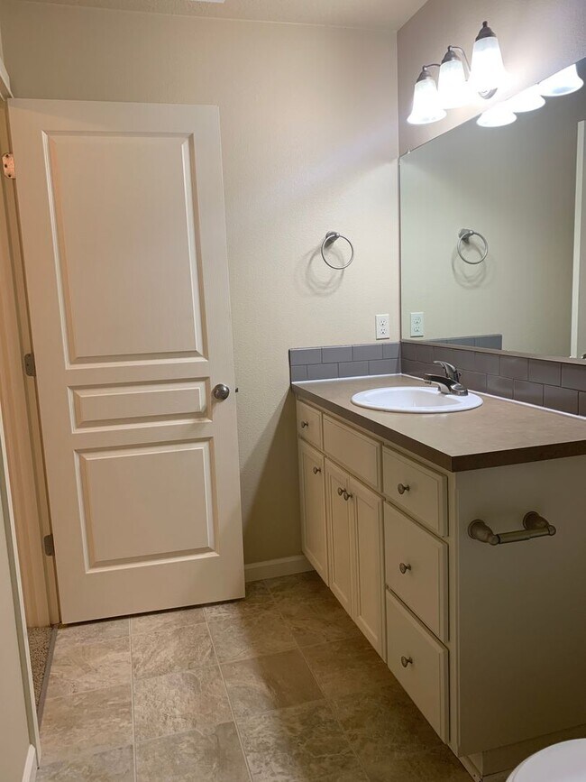 Building Photo - Beautiful Craftsman Style Home! 2 Car Garage! Gas Fireplace and Granite Counter Tops! Attached Ga...