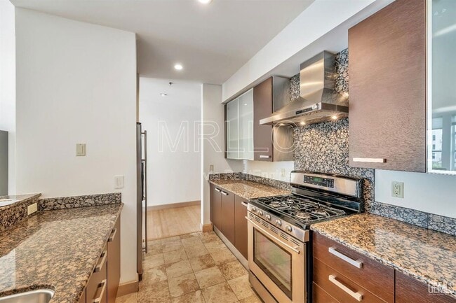 Building Photo - 368 Elm St