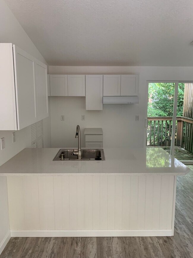 Building Photo - 4940-4950 SW 45th Ave