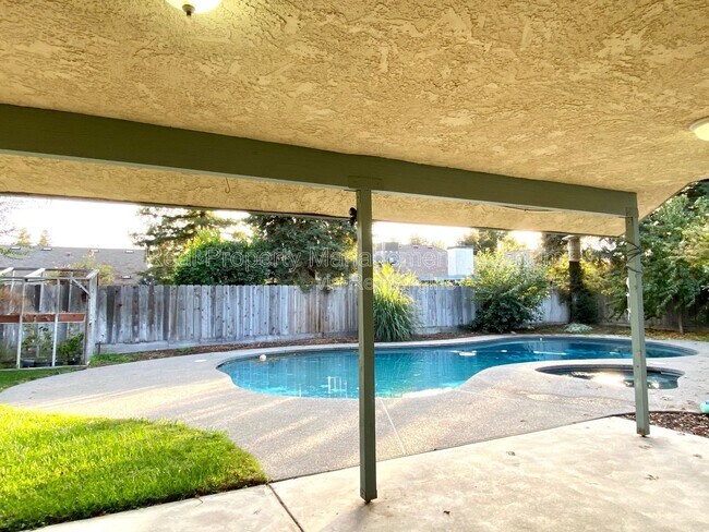 Building Photo - 672 W Ellery Ave