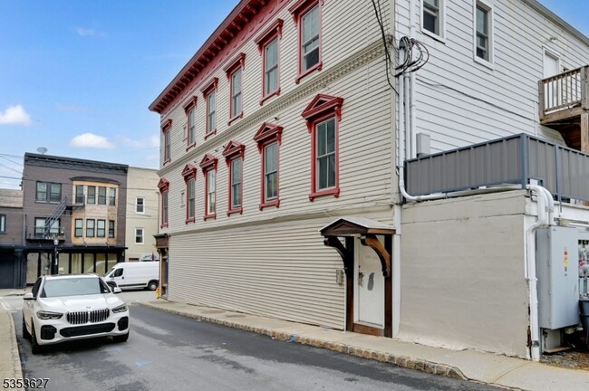 Building Photo - 180 Spring St