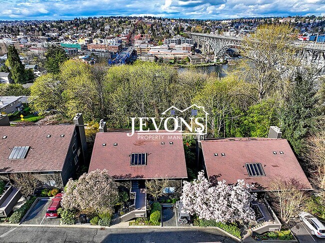 Building Photo - Top-floor 2-level condo with brand-new kit...