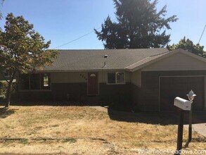 Building Photo - Charming Updated 3 Bedroom Home with A/C, Garage & Fenced Backyard in South Salem