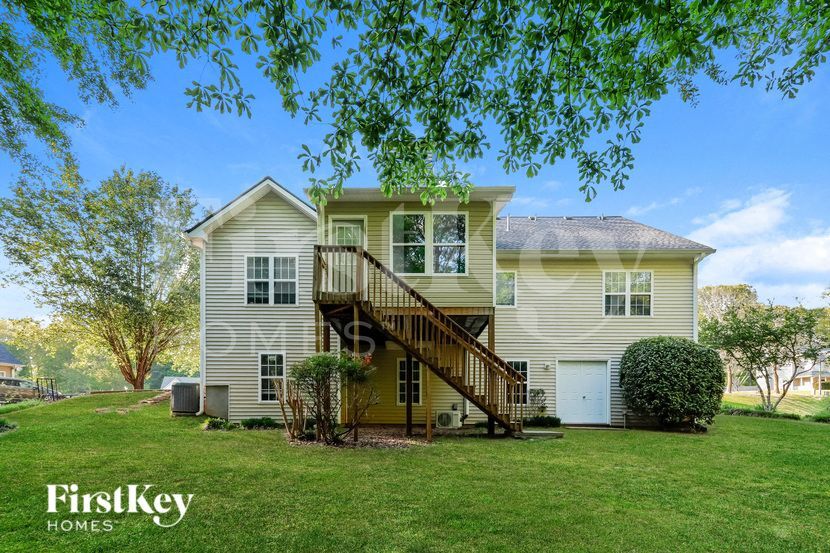 Building Photo - 940 Willow Hollow Dr