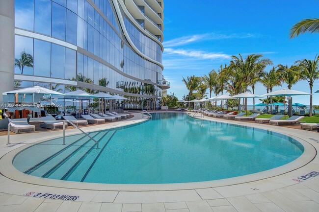 Building Photo - 15701 Collins Ave