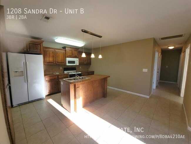 Building Photo - 1208 Sandra Dr