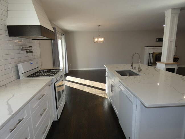 Building Photo - 6 Greenfield Dr