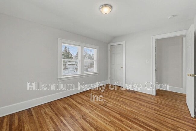 Building Photo - 52 E Iroquois Rd