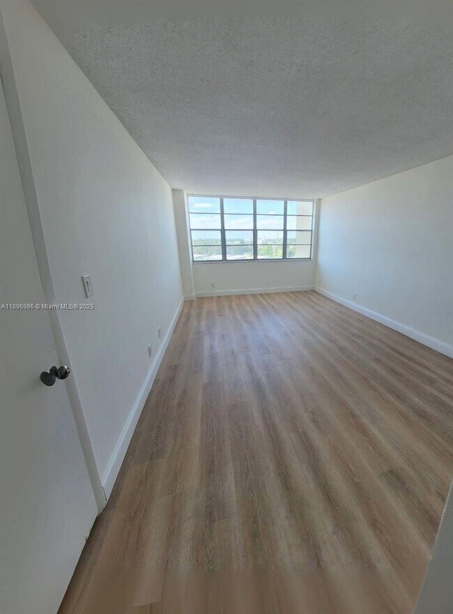 Building Photo - 2025 NE 164th St