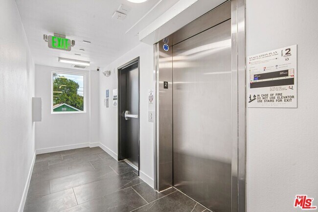 Building Photo - 3221 W 71st St