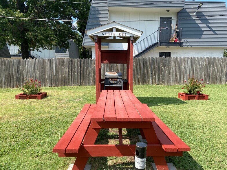 Building Photo - 9909 E 12th St