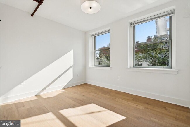 Building Photo - 901 King St