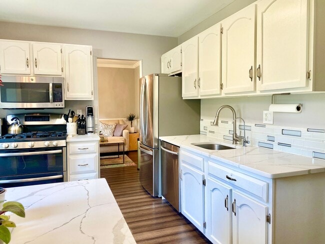 Building Photo - Amazing 4 Bedroom 2 Bathroom! Large Lot!  ...