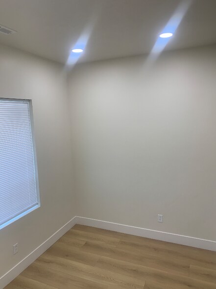 Building Photo - 375 E 800 S