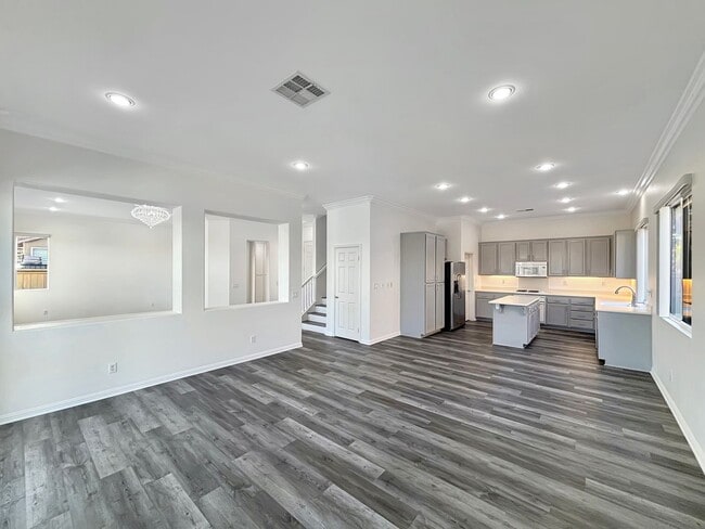 Building Photo - Beautiful 5BD/3BA House in Otay Ranch W/ W...
