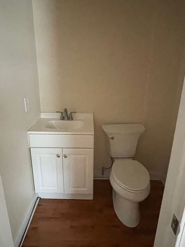 Building Photo - Three Bedroom Townhome