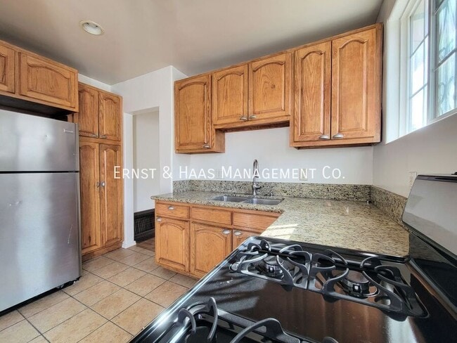 Building Photo - 806 E 120th St