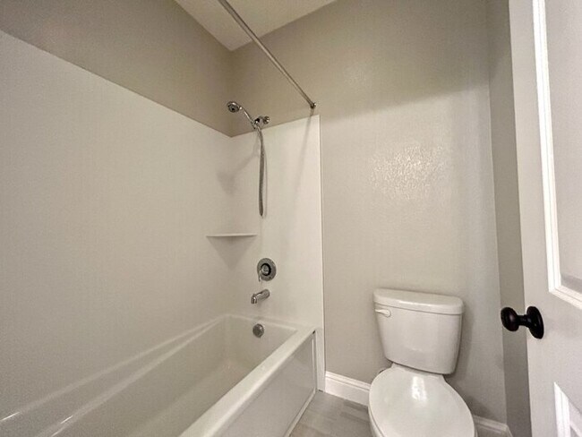 Building Photo - Beautiful Modern 3 Bedroom With Solar! - Apply Today!