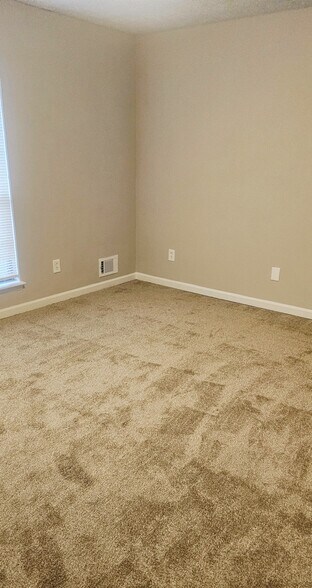 Living room - 1904 Cades Cv