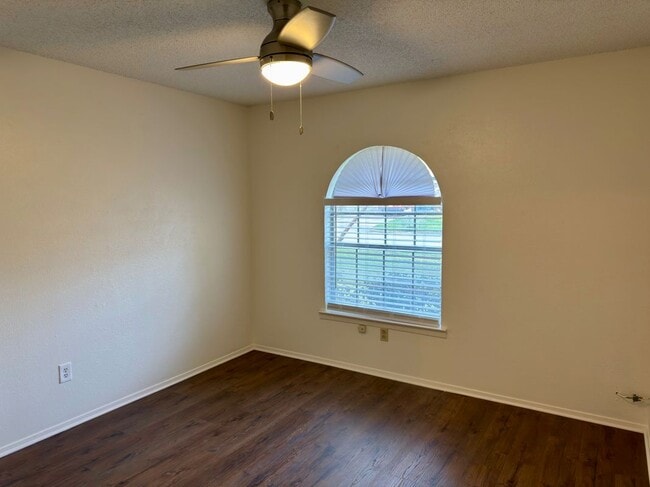 Building Photo - 328 E Johnson St