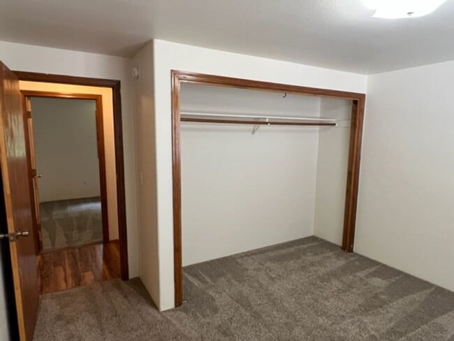 Building Photo - 3 Bedroom Upstairs Condo with Garage