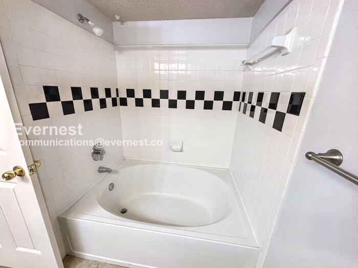 Building Photo - 2016 Oxford Ln