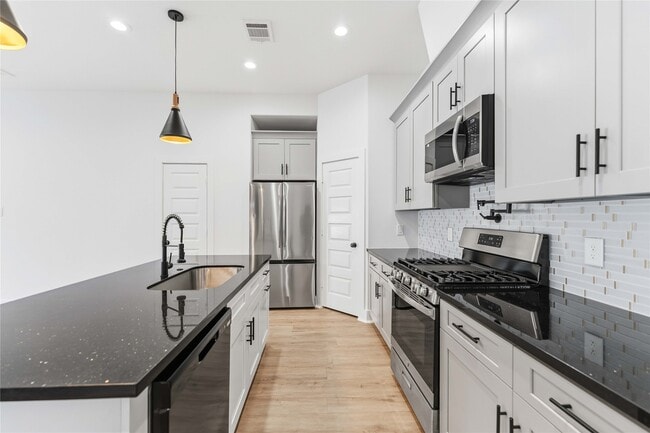 Building Photo - 2217 Lee St