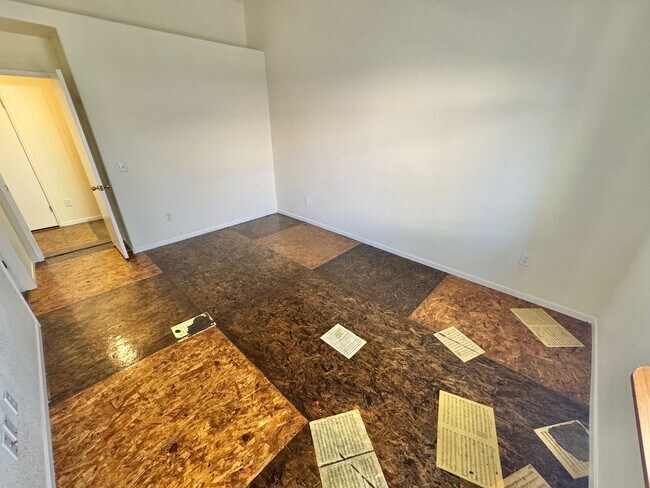 Building Photo - SPACIOUS 2 BEDROOM TOP FLOOR CONDO