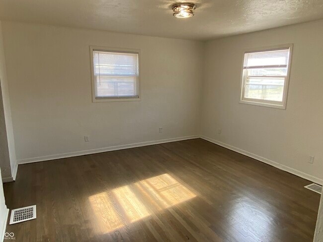 Building Photo - 702 W 23rd St