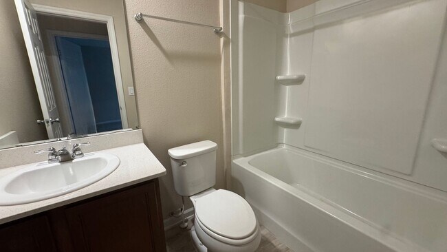 Building Photo - New 3/2.5 Townhome In Orchard Park!